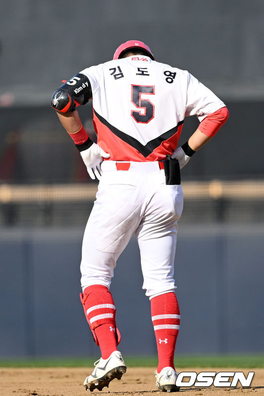 KIA 타이거즈 특급루키 김도영이 무안타로 물러나며 고개를 숙이고 있다./OSEN DB