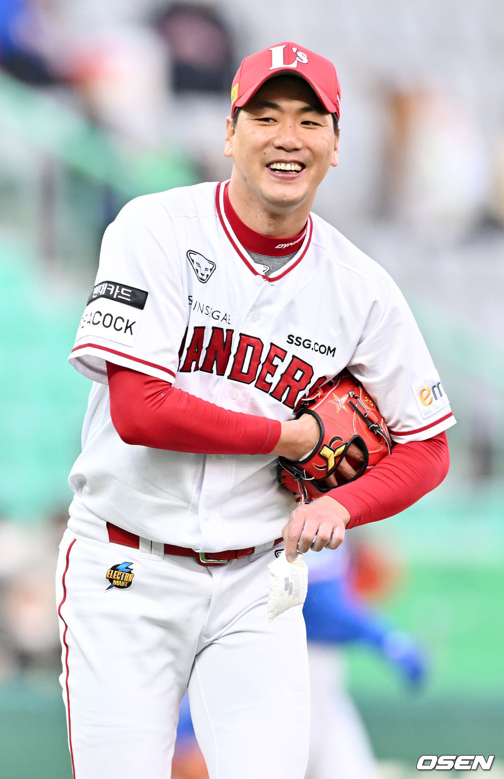SSG 선발 김광현이 1회초를 마친 후 미소지으며 덕아웃으로 향하고 있다. 2022.04.15 /rumi@osen.co.kr