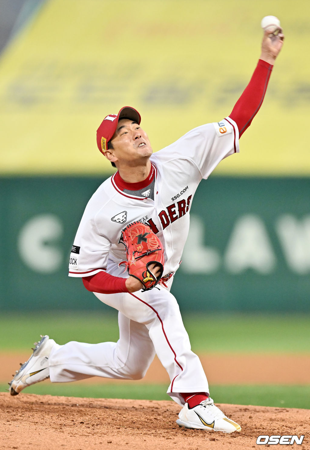 SSG 선발 김광현이 마운드 위에서 힘차게 공을 뿌리고 있다. 2022.04.15 /rumi@osen.co.kr