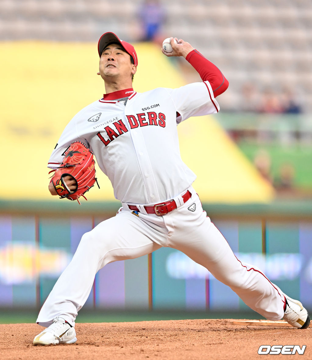 SSG 선발 김광현이 마운드 위에서 힘차게 공을 뿌리고 있다. 2022.04.15 /rumi@osen.co.kr