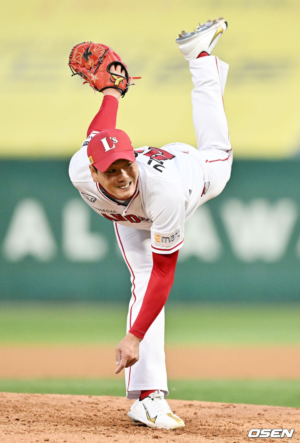 SSG 선발 김광현이 마운드 위에서 힘차게 공을 뿌리고 있다. 2022.04.15 /rumi@osen.co.kr