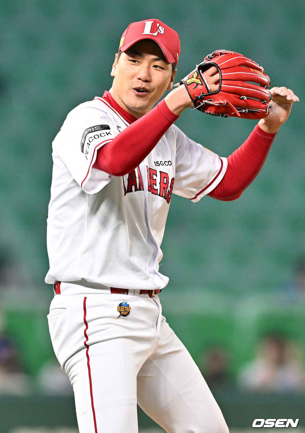 15일 오후 인천 SSG랜더스필드에서 ‘2022 신한은행 SOL KBO리그’ SSG 랜더스와 삼성 라이온즈의 경기가 열렸다.4회초를 마친 SSG 김광현이 박수를 치며 덕아웃으로 향하고 있다. 2022.04.15 /rumi@osen.co.kr