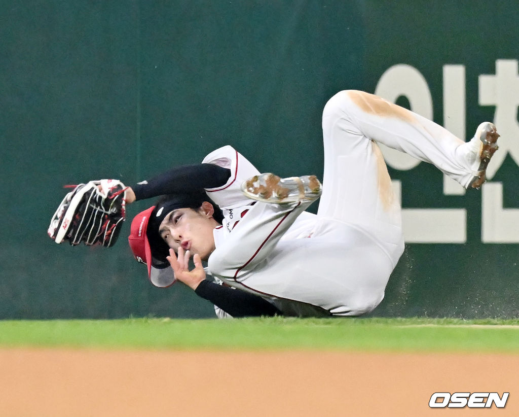 6회초 삼성 강한울의 타구를 SSG 좌익수 최지훈이 온 몸을 날려 잡아내고 있다. 2022.04.15 /rumi@osen.co.kr