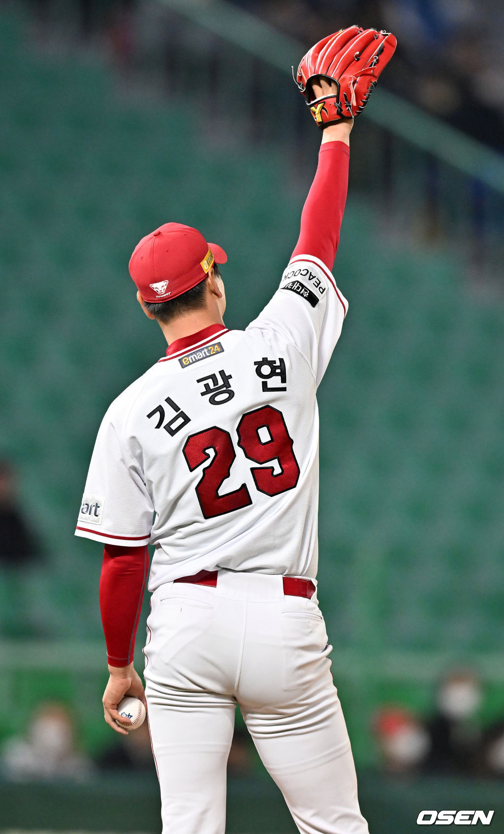 6회초 삼성 강한울의 타구를 SSG 좌익수 최지훈이 온 몸을 날려 잡아내자 SSG 선발 김광현이 사인을 보내고 있다. 2022.04.15 /rumi@osen.co.kr