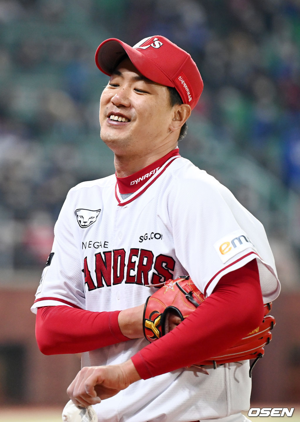 6회초를 마친 SSG 선발 김광현이 환하게 미소짓고 있다. 2022.04.15 /rumi@osen.co.kr