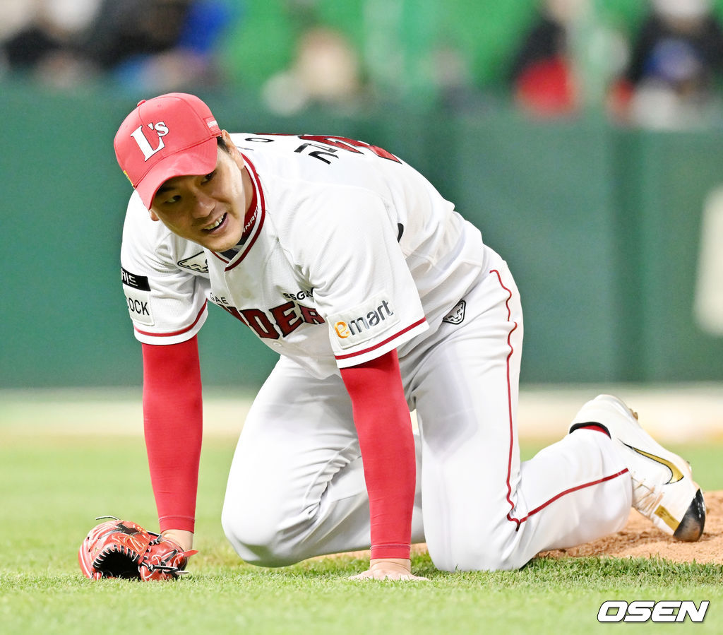 7회초 2사 삼성 김태군의 3루수 앞 땅볼때 SSG 선발 김광현이 송구를 피해 엎드리고 있다. 2022.04.15 /rumi@osen.co.kr