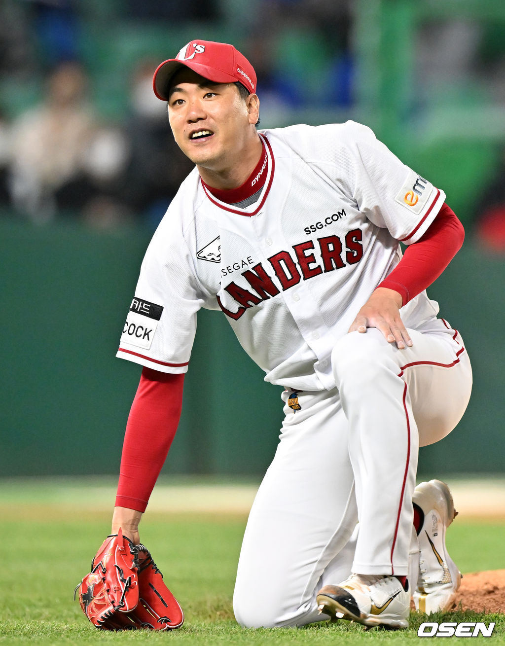 7회초 2사 삼성 김태군의 3루수 앞 땅볼때 SSG 선발 김광현이 송구를 피해 엎드린 후 일어나고 있다. 2022.04.15 /rumi@osen.co.kr