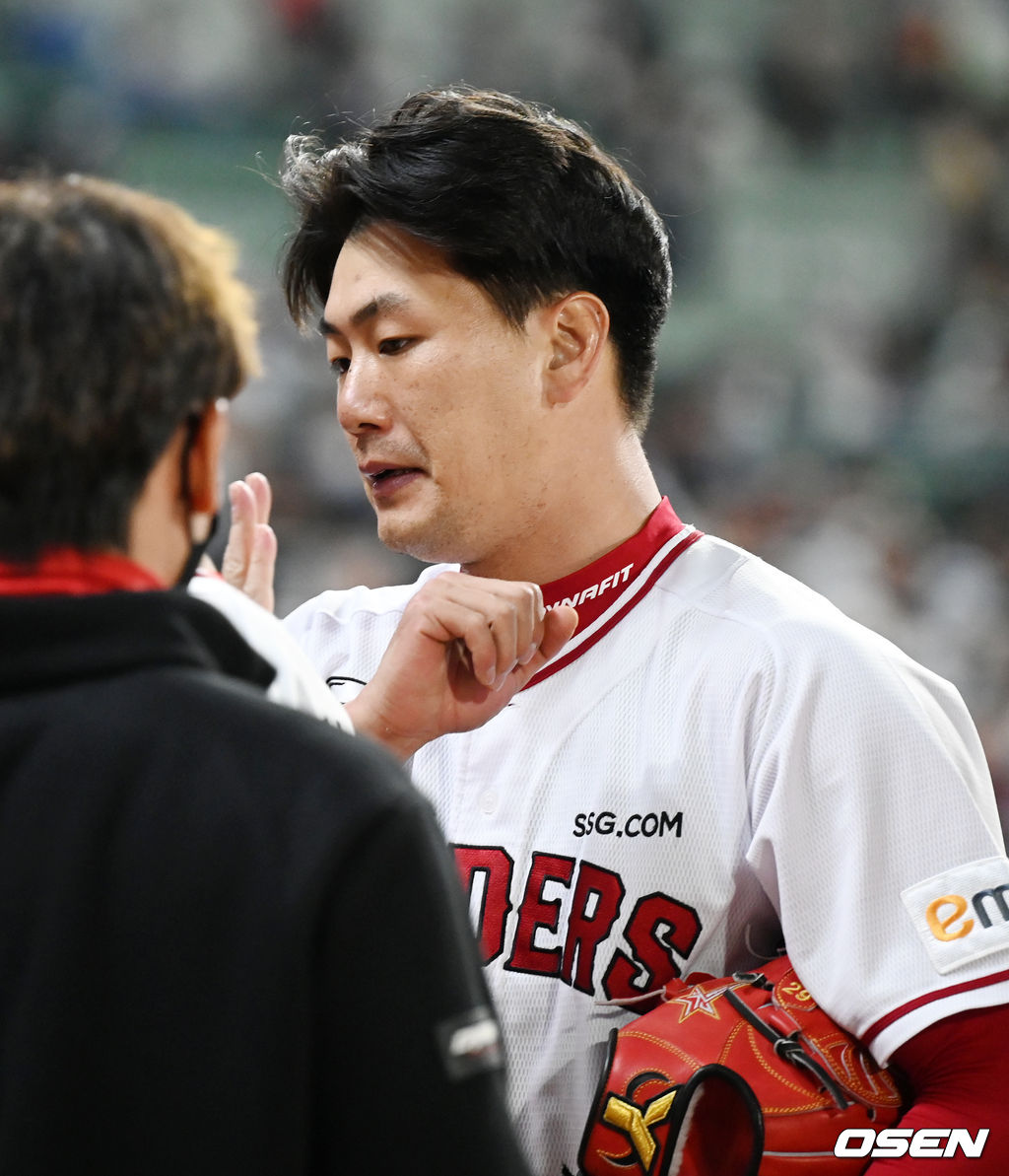 7회초를 마친 SSG 선발 김광현이 덕아웃으로 들어가며 동료들과 하이파이브를 하고 있다. 2022.04.15 /rumi@osen.co.kr