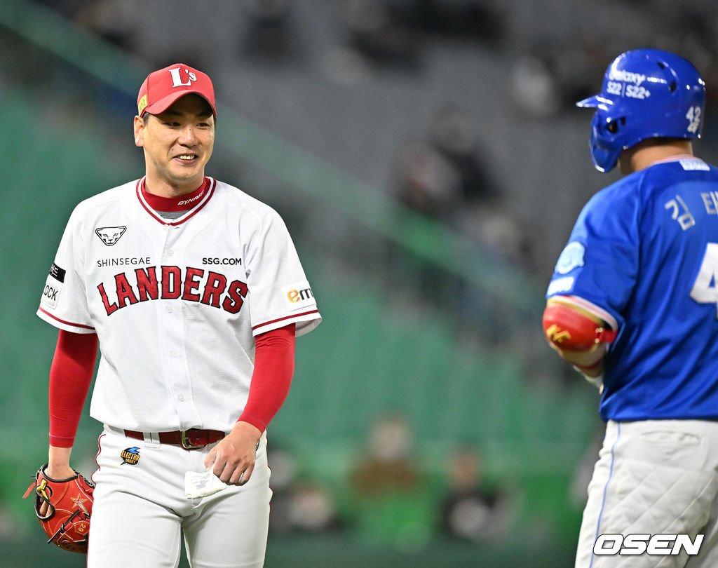 7회초 2사 삼성 김태군을 3루수 앞 땅볼로 아웃시킨 후 SSG 선발 김광현이 덕아웃으로 들어가며 김태군과 미소지으며 얘기를 나누고 있다. 2022.04.15 /rumi@osen.co.kr