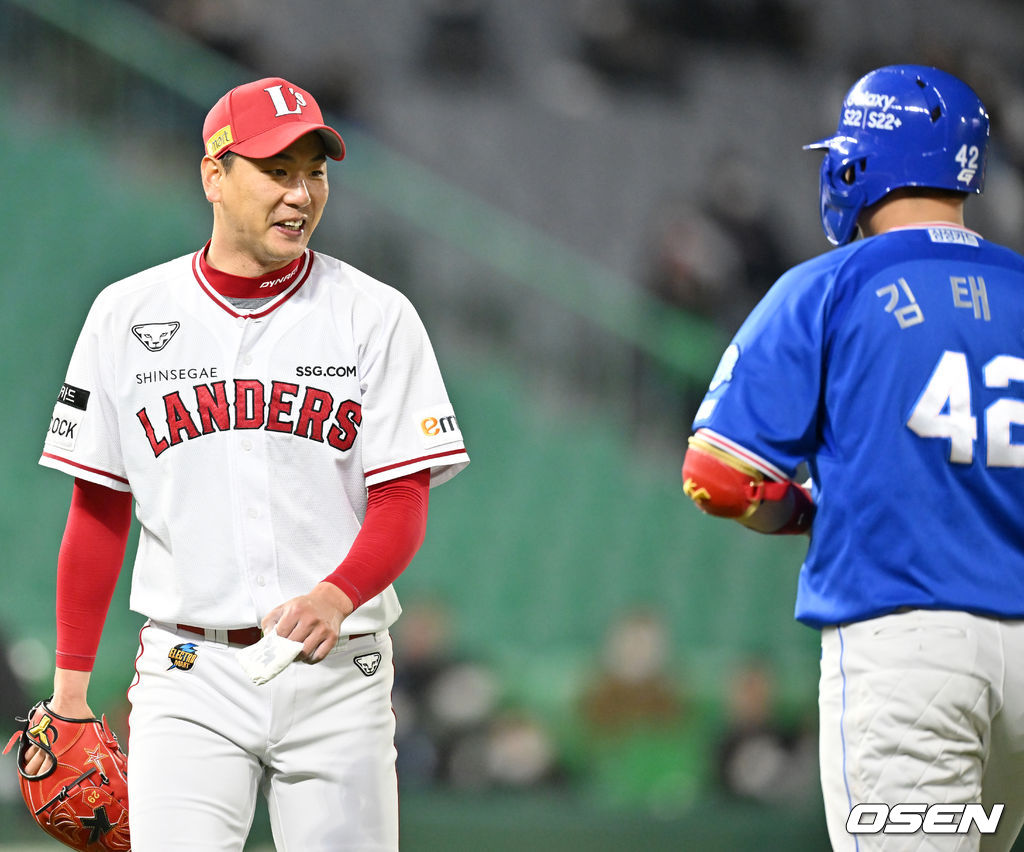 7회초 2사 삼성 김태군을 3루수 앞 땅볼로 아웃시킨 후 SSG 선발 김광현이 덕아웃으로 들어가며 김태군과 미소지으며 얘기를 나누고 있다. 2022.04.15 /rumi@osen.co.kr