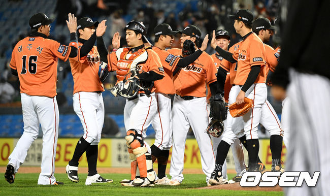 한화 이글스가 LG 트윈스를 꺾고 3연패에서 벗어났다. 한화는 15일 대전 한화생명이글스파크에서 열린 2022 KBO리그 LG와의 경기에서 7-3으로 승리했다. 경기 종료 후 마운드 근처에 모인 한화 선수들이 승리를 기뻐하고 있다. 2022.04.15 /cej@osen.co.kr