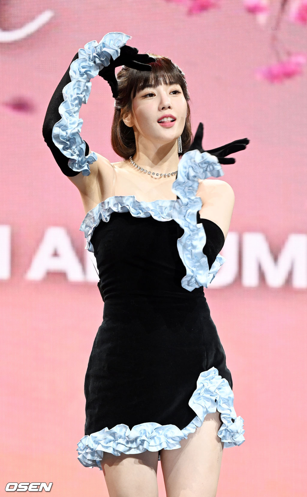 권은비가 무대 위에서 포인트 안무를 선보이고 있다. 2022.04.04 /rumi@osen.co.kr