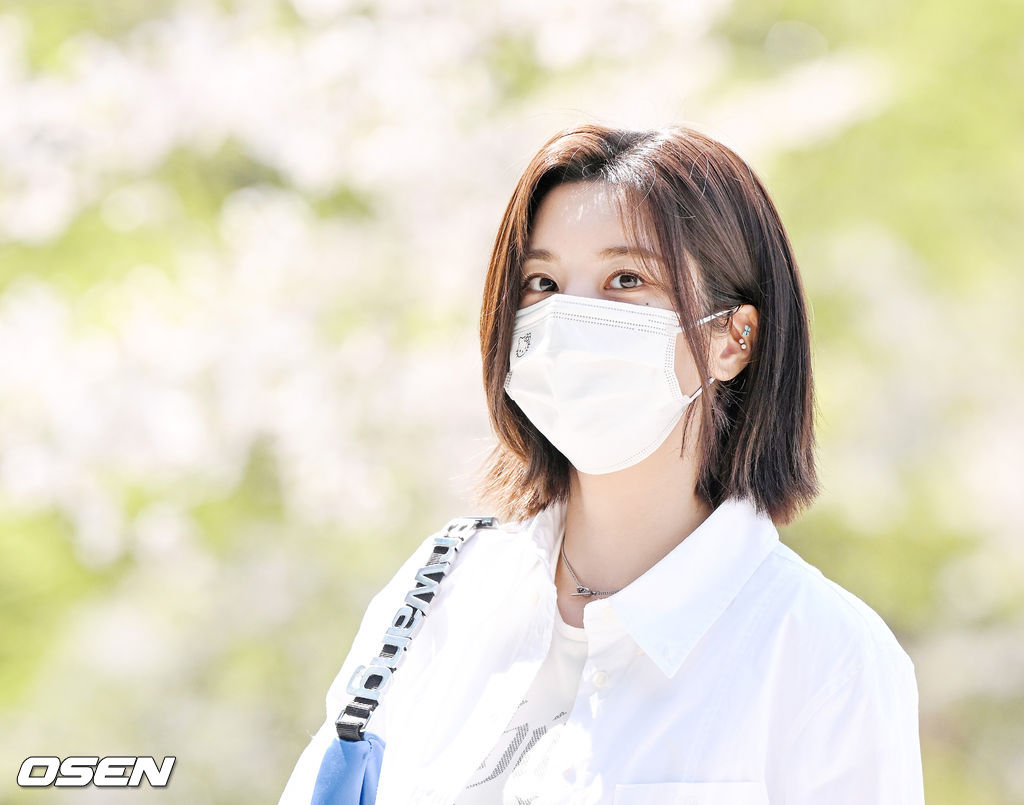 가수 권은비가 라디오 녹음을 위해 출근하고 있다. 2022.04.11 /cej@osen.co.kr