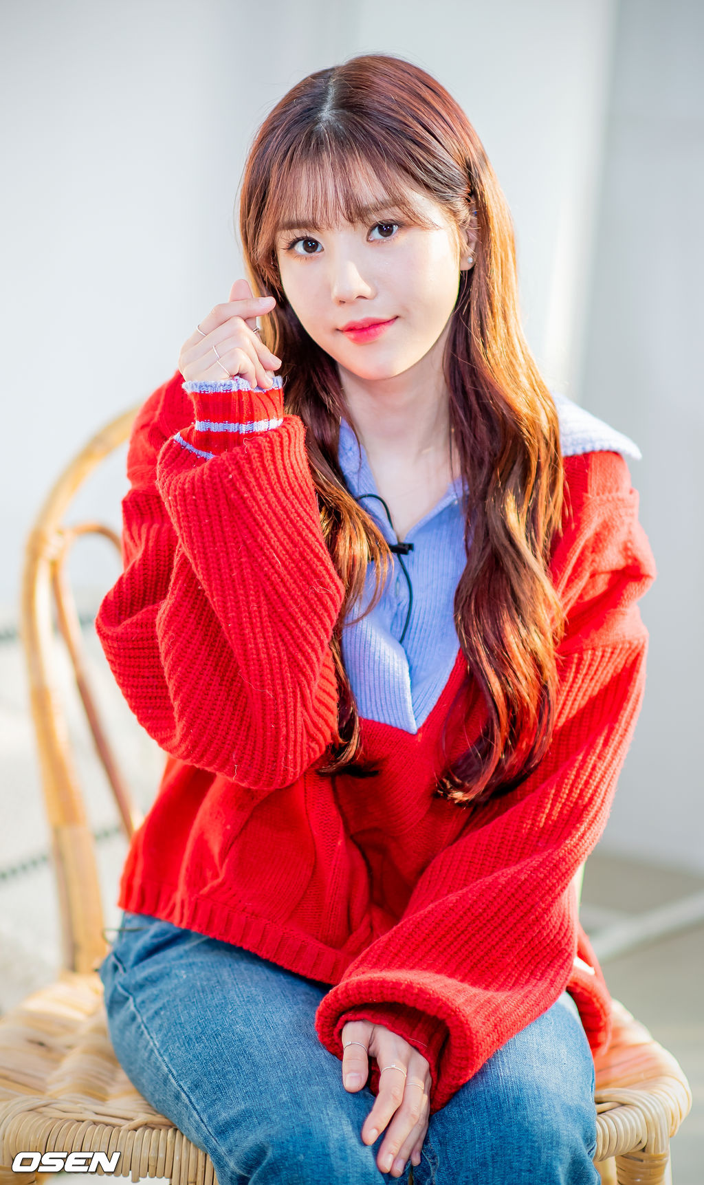 아이즈원 리더 당시의 권은비가 OSEN 스타로드 녹화때 카메라를 보며 포즈를 취하고 있다. /rumi@osen.co.kr (헤어스타일 비교)