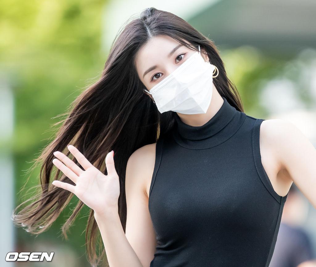가수 권은비가 퇴근길에서 취재진을 향해 포즈를 취하고 있다.2021.08.25/rumi@osen.co.kr (헤어스타일 비교)