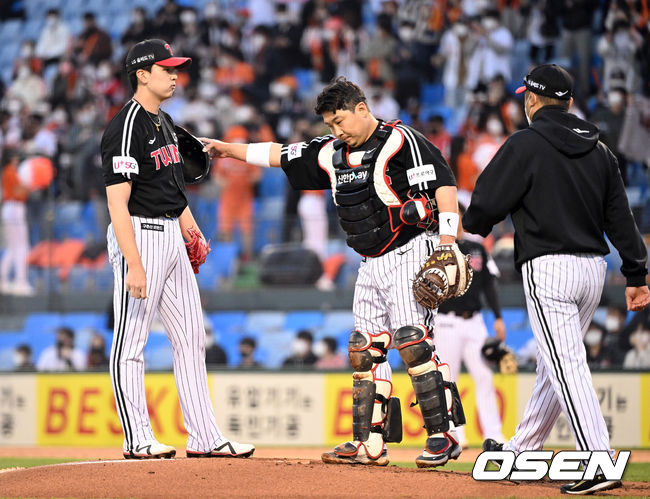 1회말 2사 1,3루 LG 선발 이민호가 한화 이성곤에게 볼넷을 내주며 만루가 되자 포수 허도환과 코칭스태프가 마운드에 올라 다독이고 있다. 2022.04.15 /cej@osen.co.kr 
