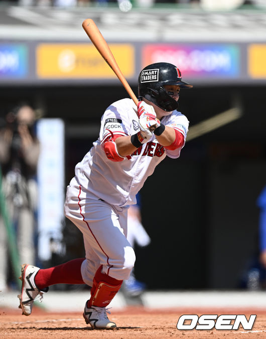 16일 인천 인천 SSG랜더스필드에서 2022 신한은행 SOL KBO리그 SSG 랜더스와 삼성 라이온즈의 경기가 열렸다.1회말 1사 만루에서 SSG 최주환이 선제 적시타를 치고 있다. 2022.04.16 /sunday@osen.co.kr