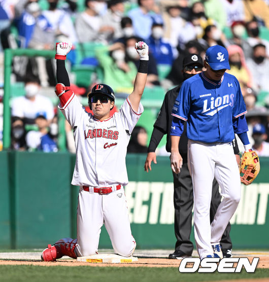 16일 인천 인천 SSG랜더스필드에서 2022 신한은행 SOL KBO리그 SSG 랜더스와 삼성 라이온즈의 경기가 열렸다.5회말 1사 만루에서 SSG 한유섬이 우전 3타점 적시 3루타를 치고 환호하고 있다. 2022.04.16 /sunday@osen.co.kr