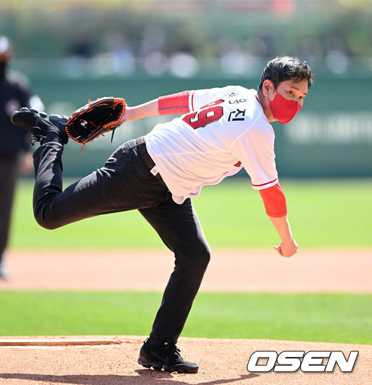 경기에 앞서 정용진 SSG 구단주가 시구를 하고 있다. 2022.04.16 /sunday@osen.co.kr