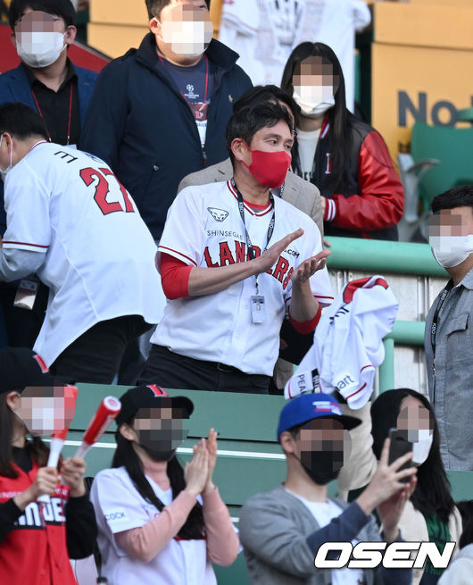 SSG 랜더스가 다시 ‘연승 모드’로 돌입했다.SSG는 16일 인천SSG랜더스필드에서 열린 2022 신한은행 SOL KBO리그 삼성 라이온즈와 시즌 2차전에서 6-2 승리를 거뒀다. 전날(15일) 삼성과 첫 맞대결에서 5-0 승리를 거둔 SSG는 개막 11연승 실패 이후 2연승에 성공했다.경기 후 SSG 정용진 구단주가 기립 박수를 보내고 있다. 2022.04.16 /sunday@osen.co.kr