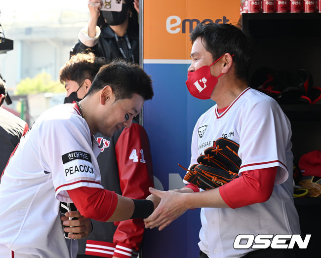 16일 인천 인천 SSG랜더스필드에서 2022 신한은행 SOL KBO리그 SSG 랜더스와 삼성 라이온즈의 경기가 열렸다.경기 전 SSG 더그아웃으로 찾은 정용진 구단주가 최주환과 인사를 하고 있다. 2022.04.16 /sunday@osen.co.kr