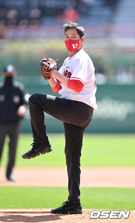 16일 인천 인천 SSG랜더스필드에서 2022 신한은행 SOL KBO리그 SSG 랜더스와 삼성 라이온즈의 경기가 열렸다.경기에 앞서 정용진 SSG 구단주가 시구를 하고 있다. 2022.04.16 /sunday@osen.co.kr