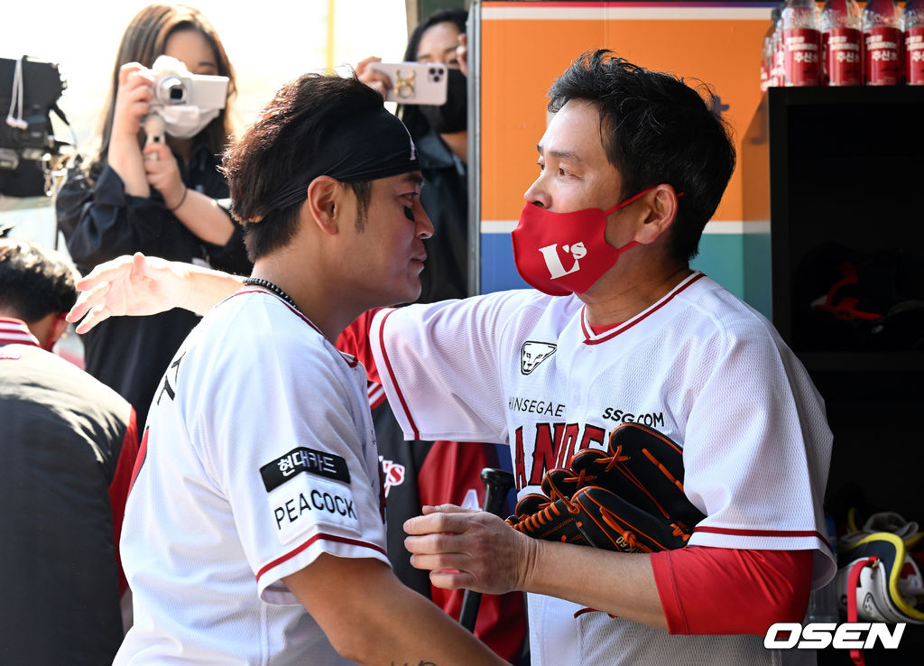 경기 전 SSG 추신수와 포옹 나누는 정용진 구단주. 2022.04.16 /sunday@osen.co.kr