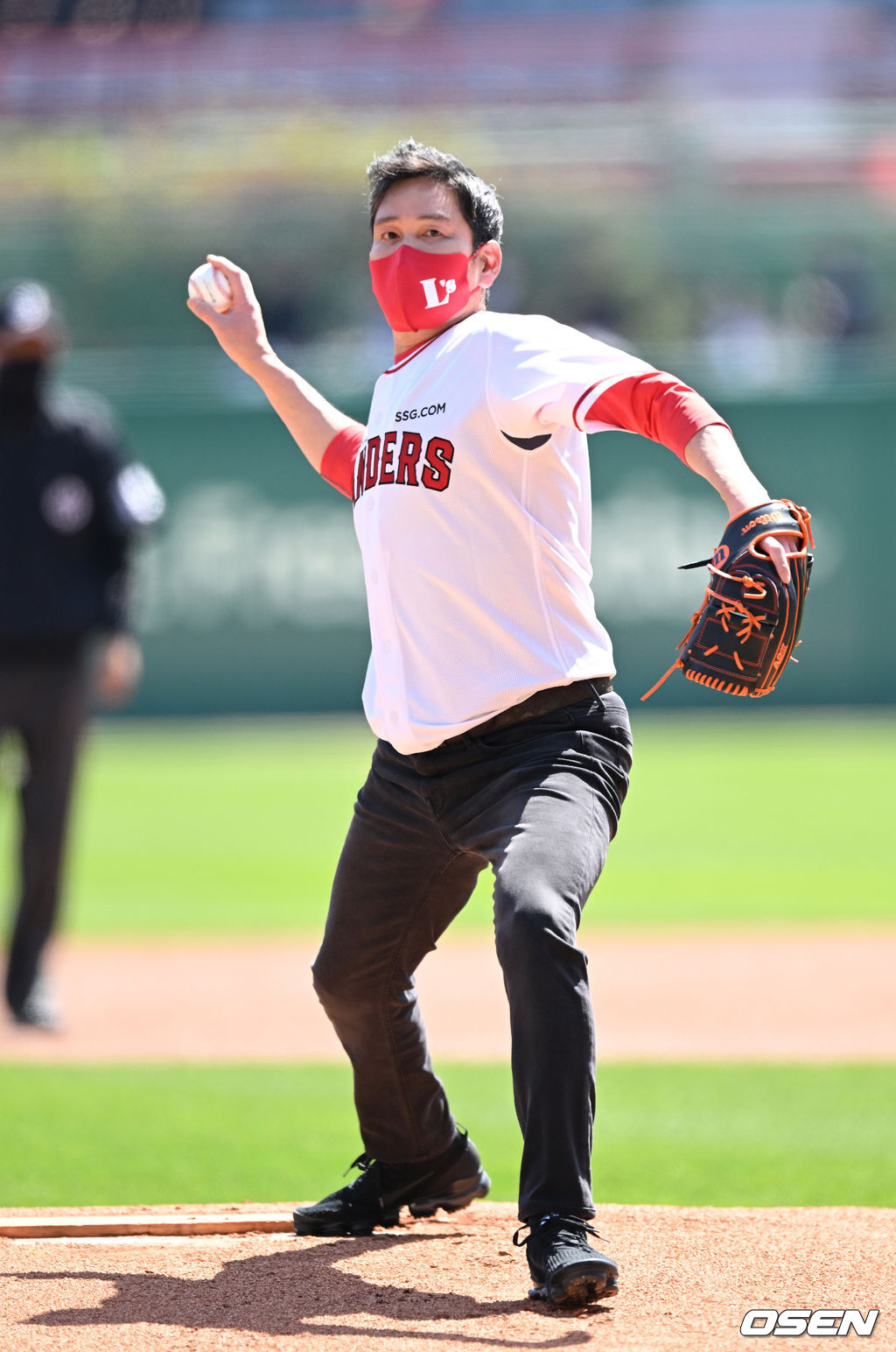 경기에 앞서 시구하는 SSG 정용진 구단주. 2022.04.16 /sunday@osen.co.kr