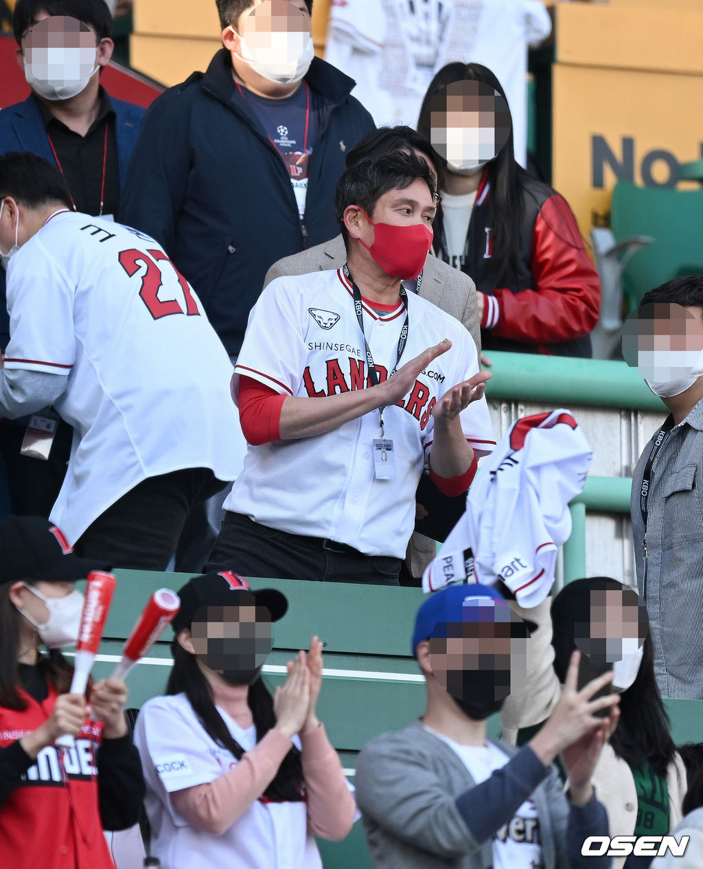 경기 후 선수들에게 기립박수 치는 정용진 구단주. 2022.04.16 /sunday@osen.co.kr