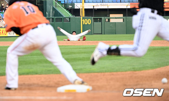 5회초 1사 LG 루이즈의 타구를 한화 3루수 노시환이 송구를 해봤으나 1루수 이성곤이 잡지 못하며 내야안타가 되자 아쉬워하고 있다. 2022.04.16 /cej@osen.co.kr