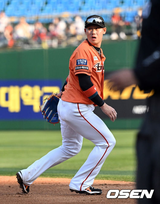 16일 대전 한화생명이글스파크에서 2022 신한은행 SOL KBO리그 한화 이글스와 LG 트윈스의 경기가 열렸다.3회초 무사 1,2루 한화 유격수 하주석이 LG 김현수의 타구에 실책을 범하며 1실점을 허용하고 있다. 2022.04.16 /cej@osen.co.kr