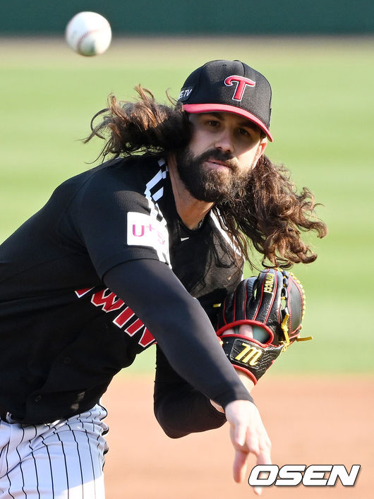 16일 대전 한화생명이글스파크에서 2022 신한은행 SOL KBO리그 한화 이글스와 LG 트윈스의 경기가 열렸다.1회말 LG 선발 켈리가 힘차게 공을 던지고 있다. 2022.04.16 /cej@osen.co.kr