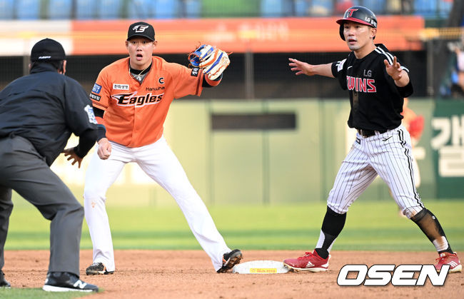 16일 대전 한화생명이글스파크에서 2022 신한은행 SOL KBO리그 한화 이글스와 LG 트윈스의 경기가 열렸다.4회초 1사 1루 LG 홍창기 타석 때 서건창이 한화 유격수 하주석에 앞서 2루 도루에 성공하고 있다. 2022.04.16 /cej@osen.co.kr