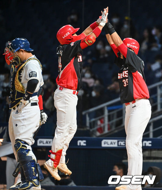 KIA 타이거즈 김민식이 7회초 우월 투런 홈런을 치고 하이파이브를 하고 있다. 2022.04.16 / foto0307@osen.co.kr