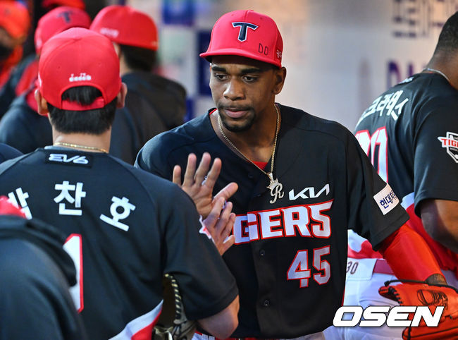 KIA 타이거즈 로니가 6회말 1사 만루, 양의지를 병살로 잡고 하이파이브를 하고 있다. 2022.04.16 / foto0307@osen.co.kr