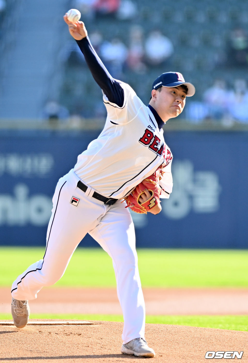두산 선발 이영하가 마운드 위에서 힘차게 공을 뿌리고 있다. 2022.04.16 /rumi@osen.co.kr