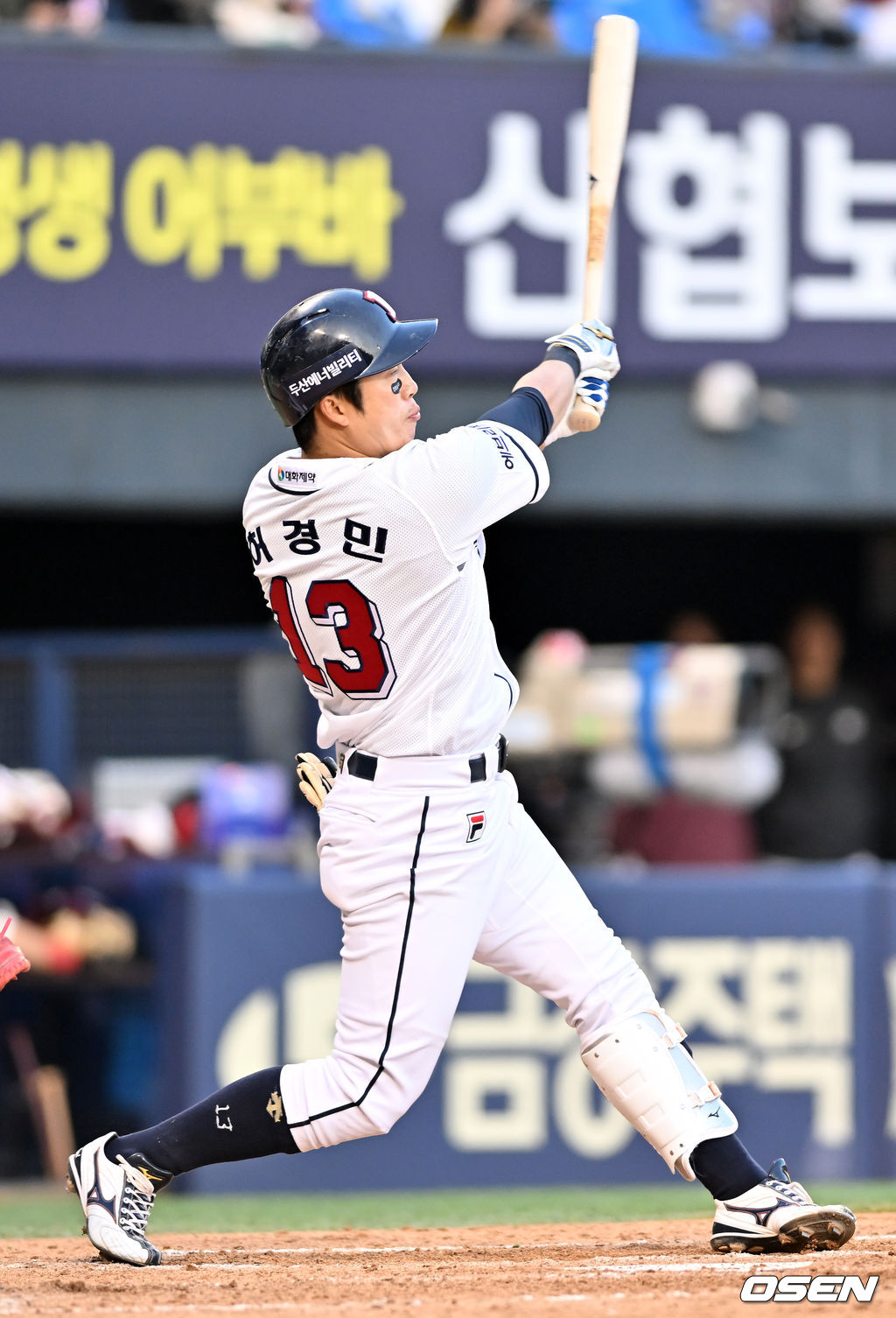 5회말 1사 주자 1,2루 두산 허경민이 좌익수 앞 1타점 적시타를 날리고 있다. 2022.04.16 /rumi@osen.co.kr