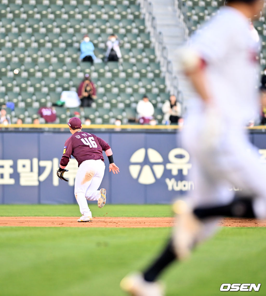 5회말 1사 주자 1,2루 두산 정수빈의 유격수 앞 땅볼때 키움 유격수 강민국의 실책이 벌어지고 있다. 2022.04.16 /rumi@osen.co.kr