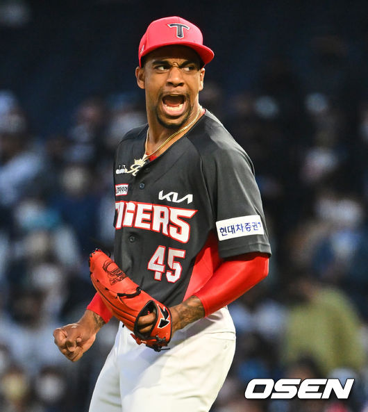 KIA 타이거즈 로니가 6회말 1사 만루, 양의지를 병살로 잡고 환호하고 있다. 2022.04.16 / foto0307@osen.co.kr