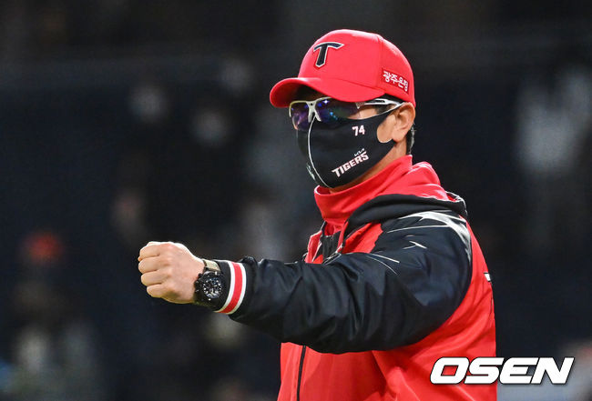 KIA 타이거즈 김종국 감독이 14-0으로 승리한 후 선수들과 기쁨을 나누고 있다. 2022.04.16 / foto0307@osen.co.kr