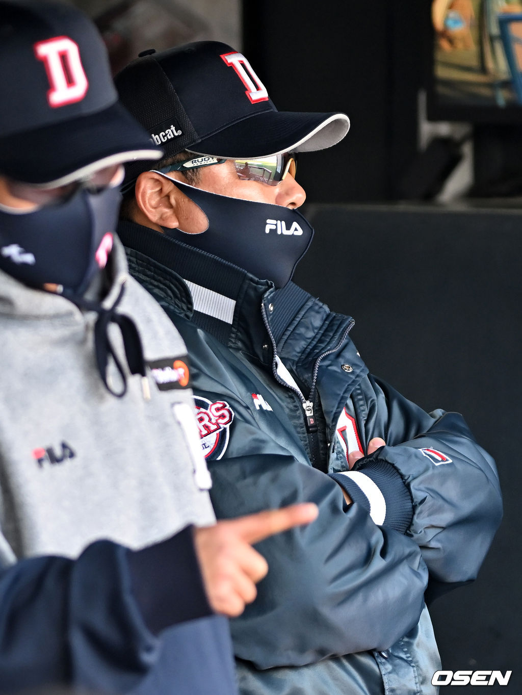 16일 오후 서울 잠실야구장에서 ‘2022 신한은행 SOL KBO리그’ 두산 베어스와 키움 히어로즈의 경기가 열렸다.두산 김태형 감독이 덕아웃에서 경기를 주시하고 있다. 2022.04.16 /rumi@osen.co.kr