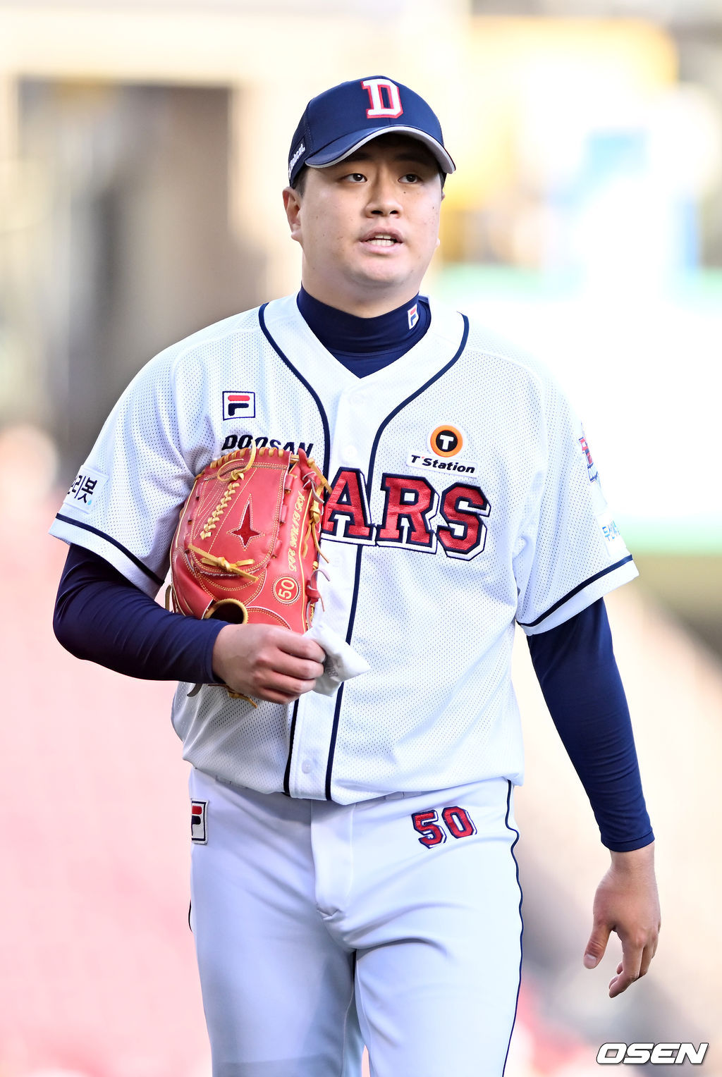 16일 오후 서울 잠실야구장에서 ‘2022 신한은행 SOL KBO리그’ 두산 베어스와 키움 히어로즈의 경기가 열렸다.3회초를 마친 두산 선발 이영하가 덕아웃으로 향하고 있다. 2022.04.16 /rumi@osen.co.kr