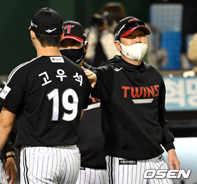 경기 종료 후 LG 고우석, 류지현 감독이 승리의 기쁨을 나누고 있다. 2022.04.16 /cej@osen.co.kr