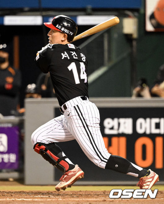 KBO리그 한화 이글스와 LG 트윈스의 경기가 열렸다.3회초 LG 선두타자 서건창이 우익선상으로 향하는 2루타를 날린 뒤 3루까지 쇄도해 봤으나 타구가 펜스에 끼며 2루타로 인정됐다. 2022.04.15 /cej@osen.co.kr