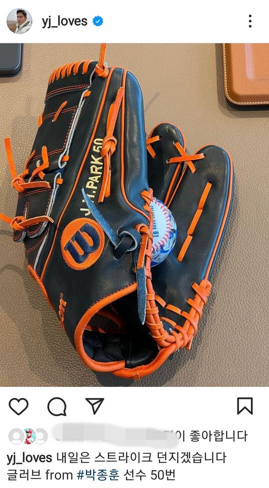 정용진 SSG 랜더스 구단주는 16일 삼성과 2차전에서 재활 중인 박종훈의 글러브를 착용하고 시구를 했다.  / 정용진 구단주 SNS, SSG 제공