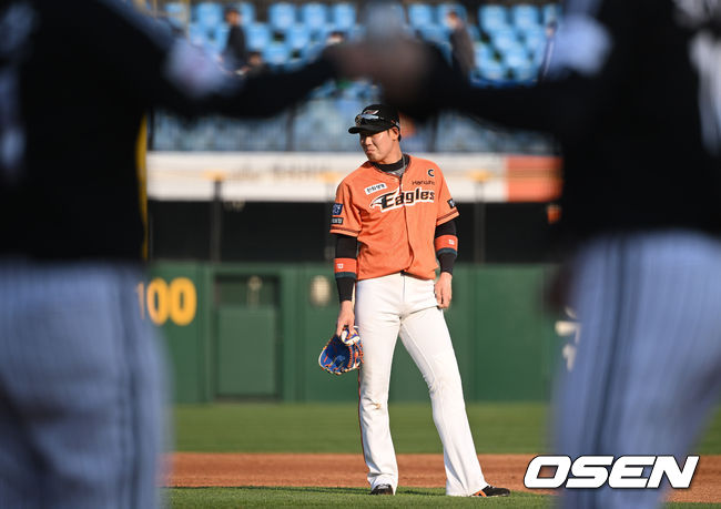 2회초 2사 3루 LG 오지환의 선취 1타점 적시타에 아쉬운 수비를 보인 한화 유격수 하주석이 아쉬워하고 있다. 2022.04.16