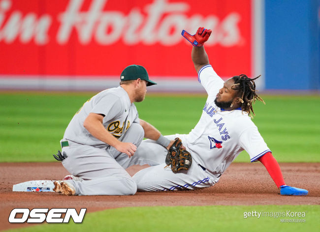 [사진] 토론토 블라디미르 게레로 주니어가 1회 도루를 시도하다 아웃되고 있다. ⓒGettyimages(무단전재 및 재배포 금지)