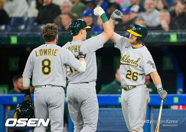 [사진] 3회 류현진에게 홈런을 터뜨린 션 머피(가운데)가 동료들과 기뻐하고 있다. ⓒGettyimages(무단전재 및 재배포 금지)