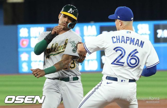 [사진] 오클랜드 크리스티안 베탄코트(왼쪽)가 토론토 맷 채프먼에게 태그 아웃되고 있다. ⓒGettyimages(무단전재 및 재배포 금지)