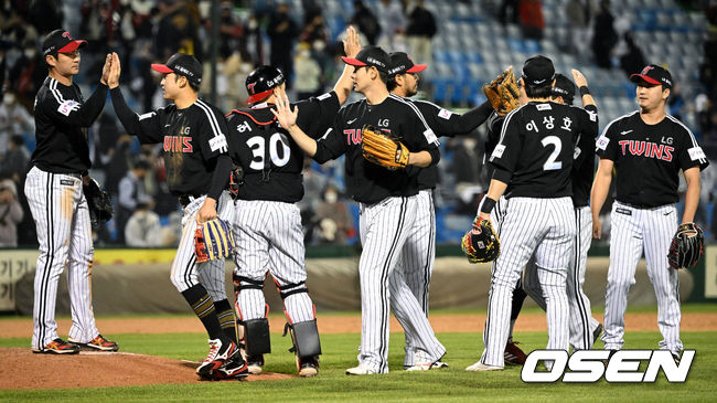 LG가 한화 상대로 전날 패배를 되갚았다. LG는 16일 대전 한화생명이글스파크에서 열린 한화와의 경기에서 6-2로 승리했다. 에이스의 호투와 팀 타선은 13안타를 때리며 6점을 뽑았다. 9회말 무사 만루로 위기에 몰렸으나, 마무리 고우석이 올라와 경기를 매조지했다.  경기 종료 후 LG 선수들이 승리를 기뻐하고 있다. 2022.04.16 /cej@osen.co.kr